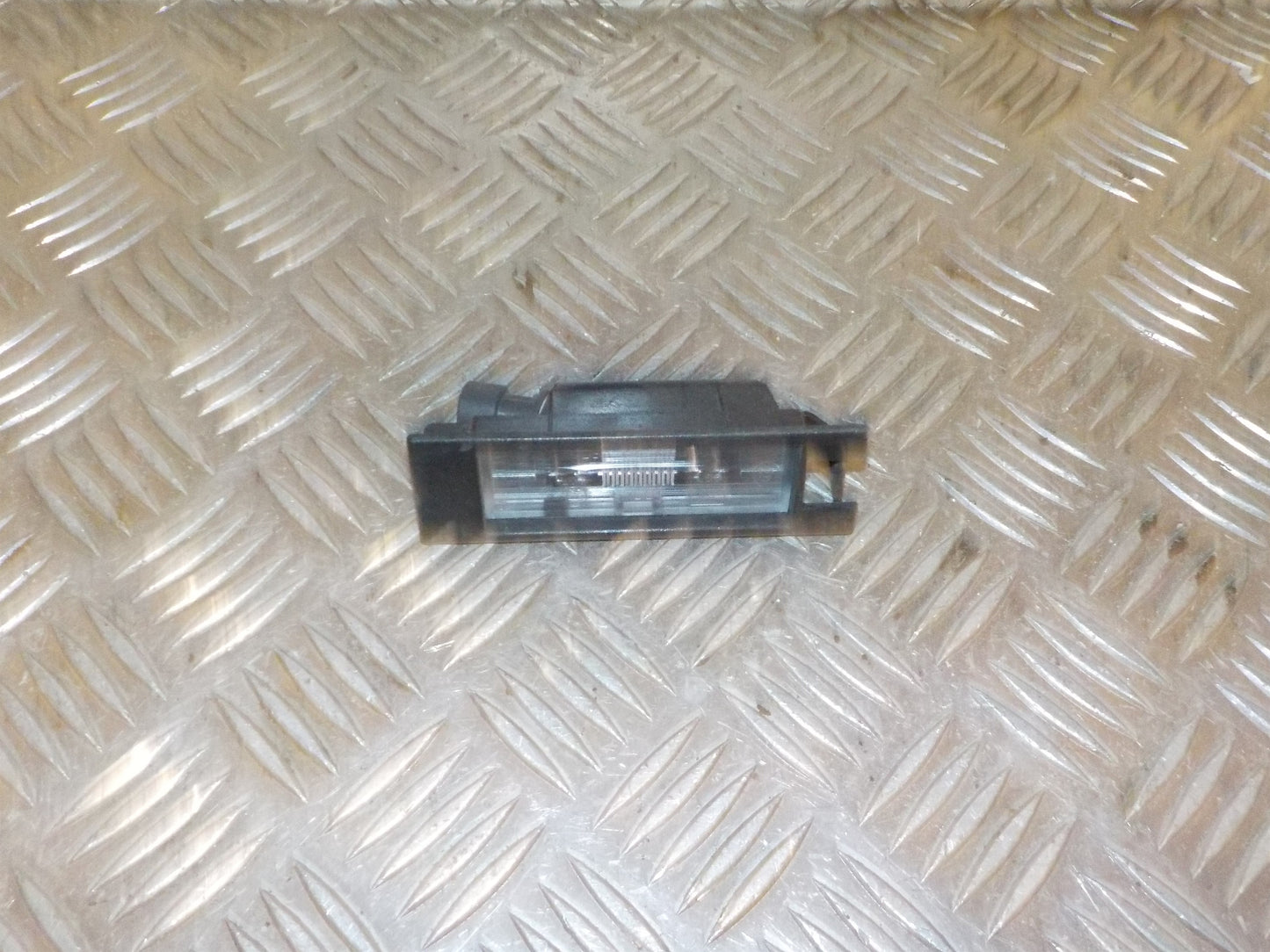 Opel Corsa E Nummerpladelygte Med OEM Nr. 13251936 Fra Opel Ophugger