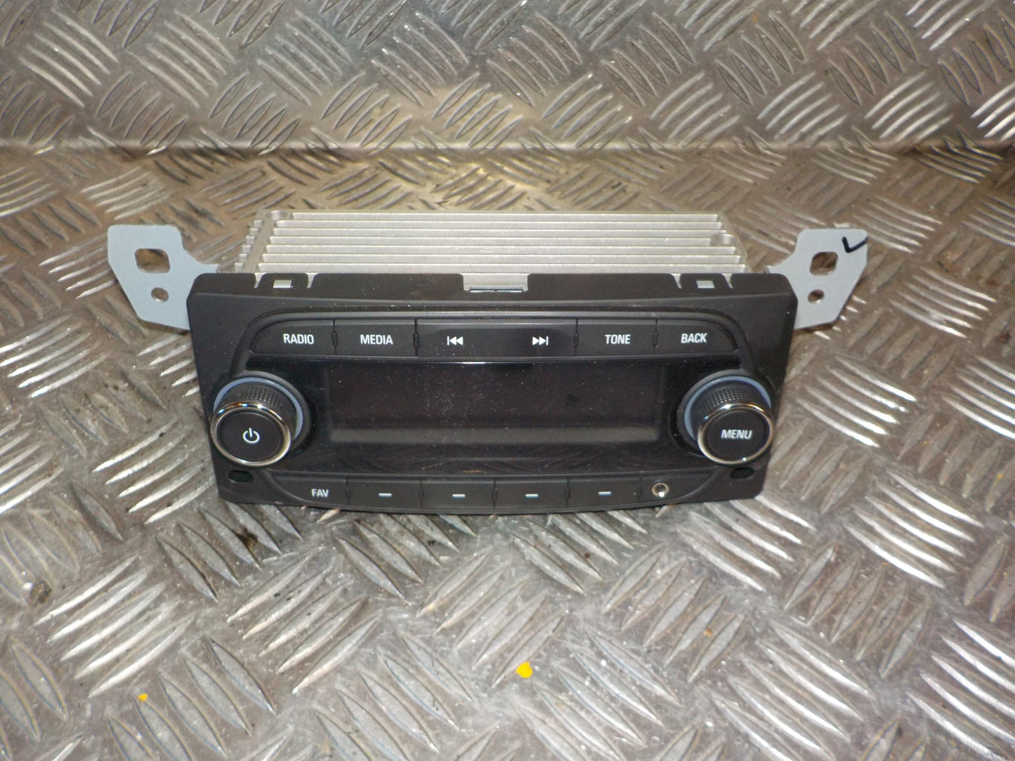 Opel Karl Radio M/Cd Med OEM Nr. 42430419 Fra Opel Ophugger