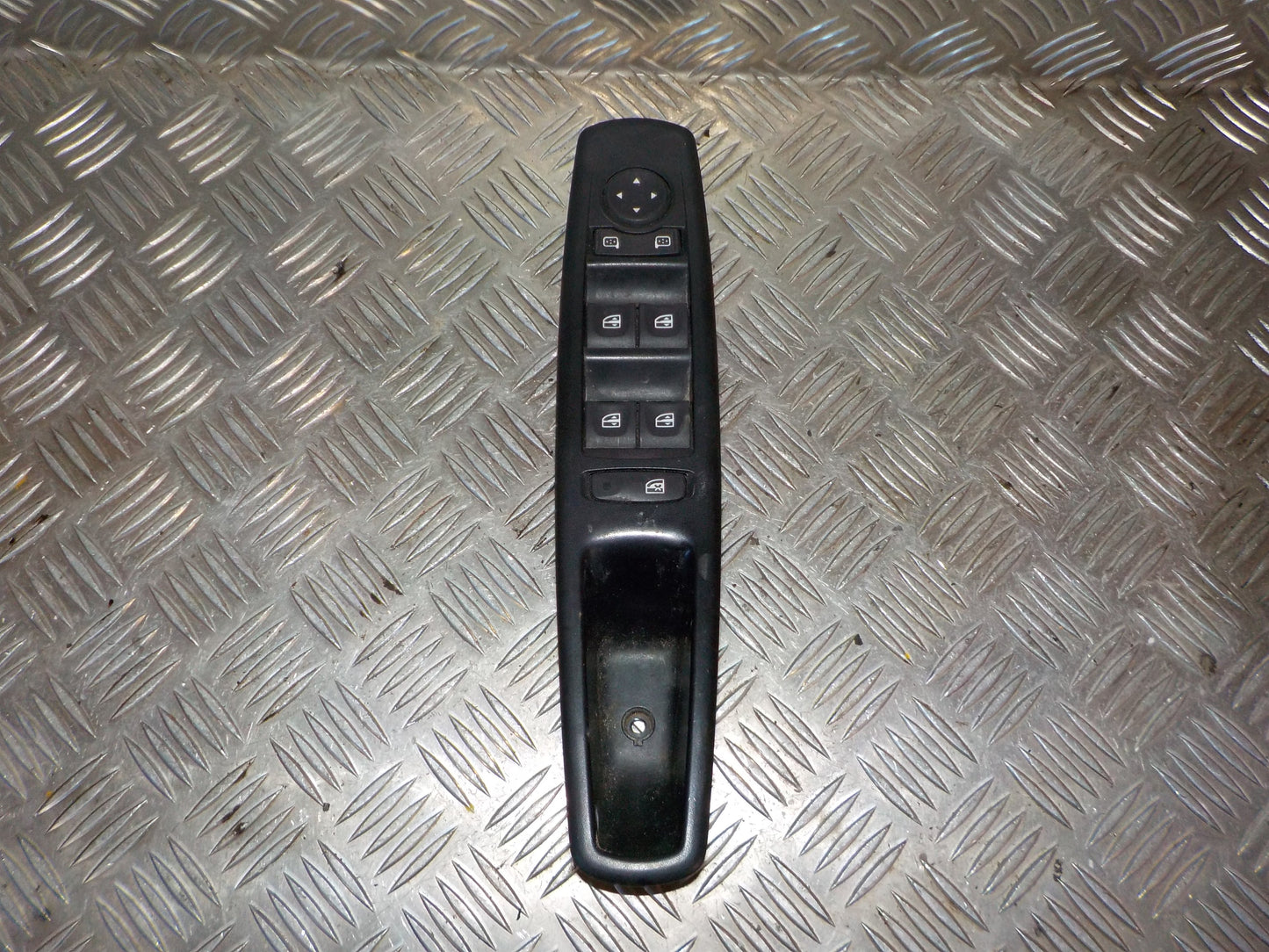 Renault Megane 3 Kontakt Rudehejs Med OEM Nr. 809610016R Fra Renault Ophugger
