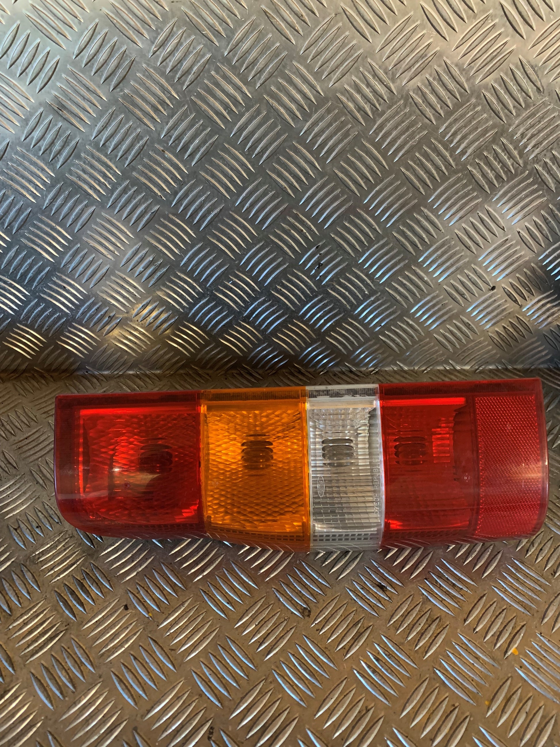 Ford Transit Forhj Baglygte Med OEM Nr. 1205701 Fra Ford Ophugger