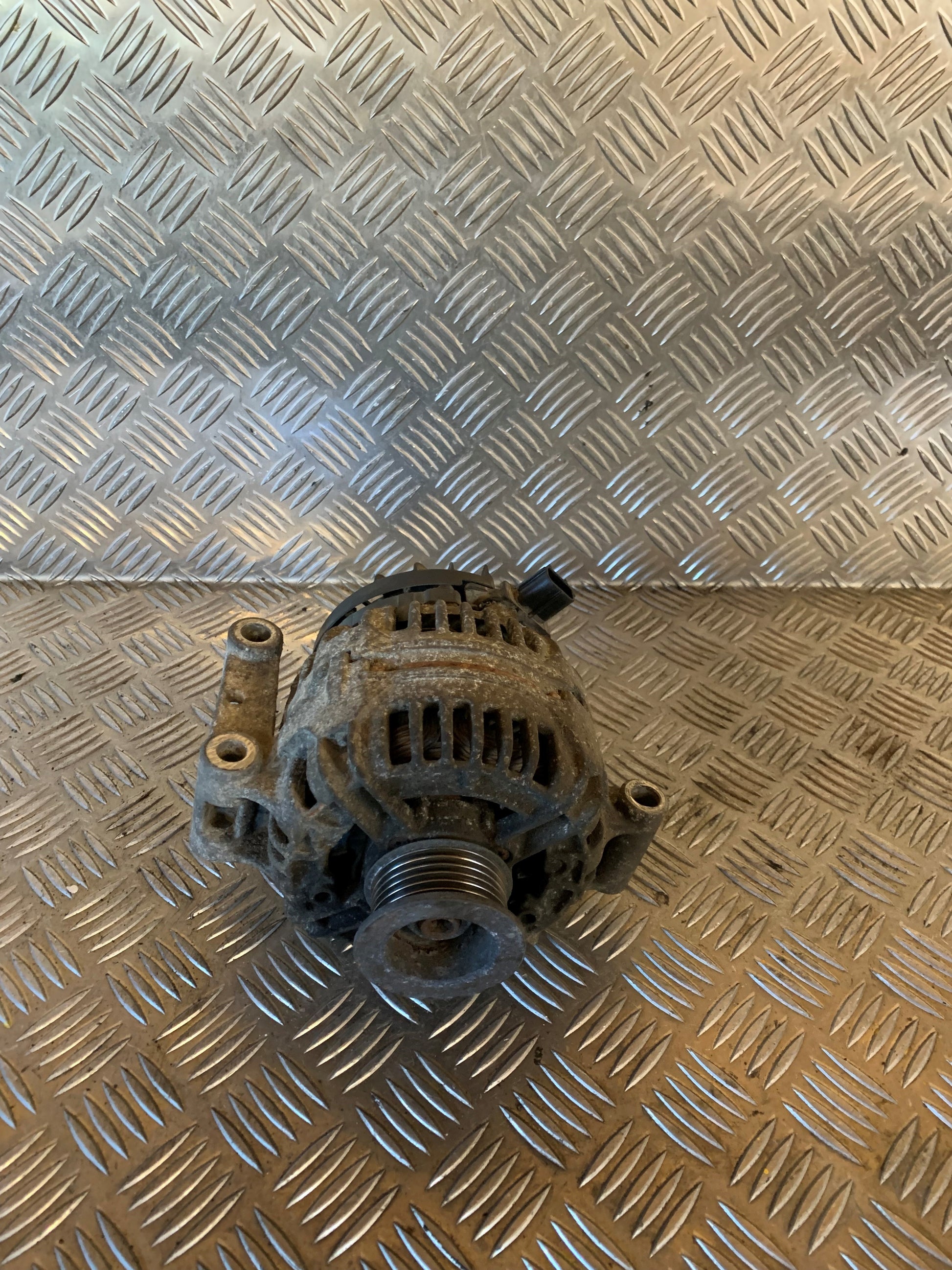 Ford Transit Forhj Generator Med OEM Nr. 1450633 Fra Ford Ophugger