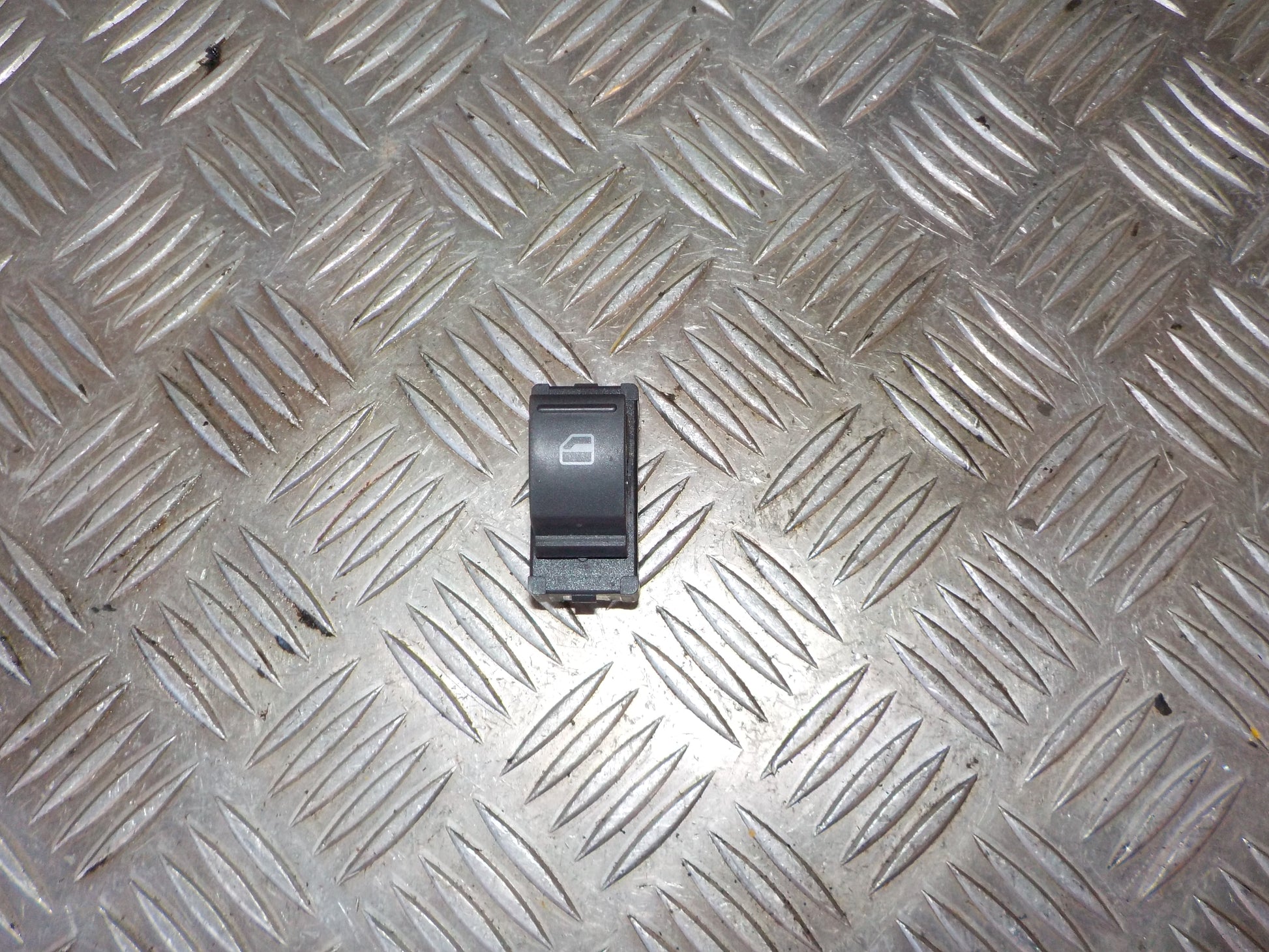 Seat Mii Kontakt Rudehejs Med OEM Nr. 1S0859955 Fra Seat Ophugger