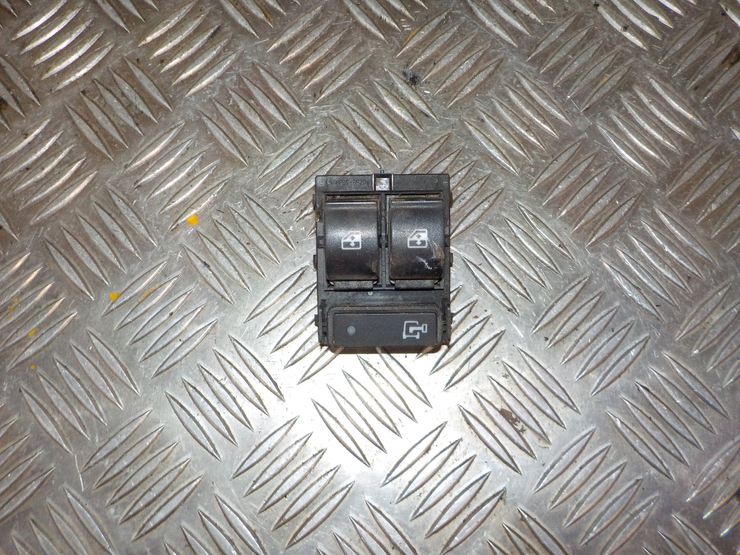 Fiat Doblo Kontakt Rudehejs Med OEM Nr. 7354985770 Fra Fiat Ophugger