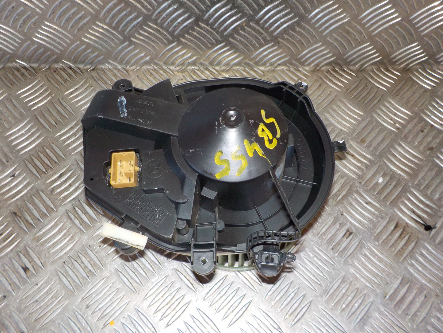 Audi A4 8D Varmeblæser Med OEM Nr. 740221233F Fra Audi Ophugger