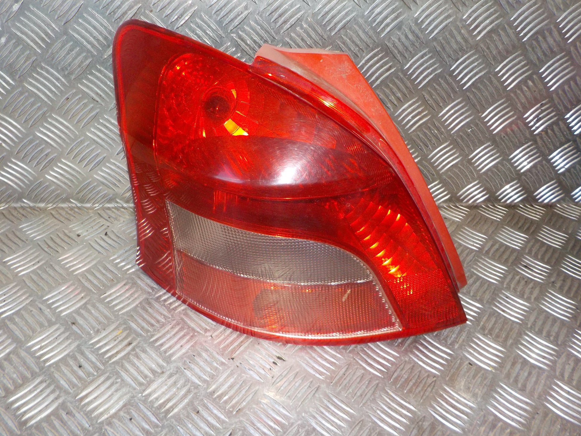 Toyota Yaris Baglygte Med OEM Nr. 815610D110 Fra Toyota Ophugger