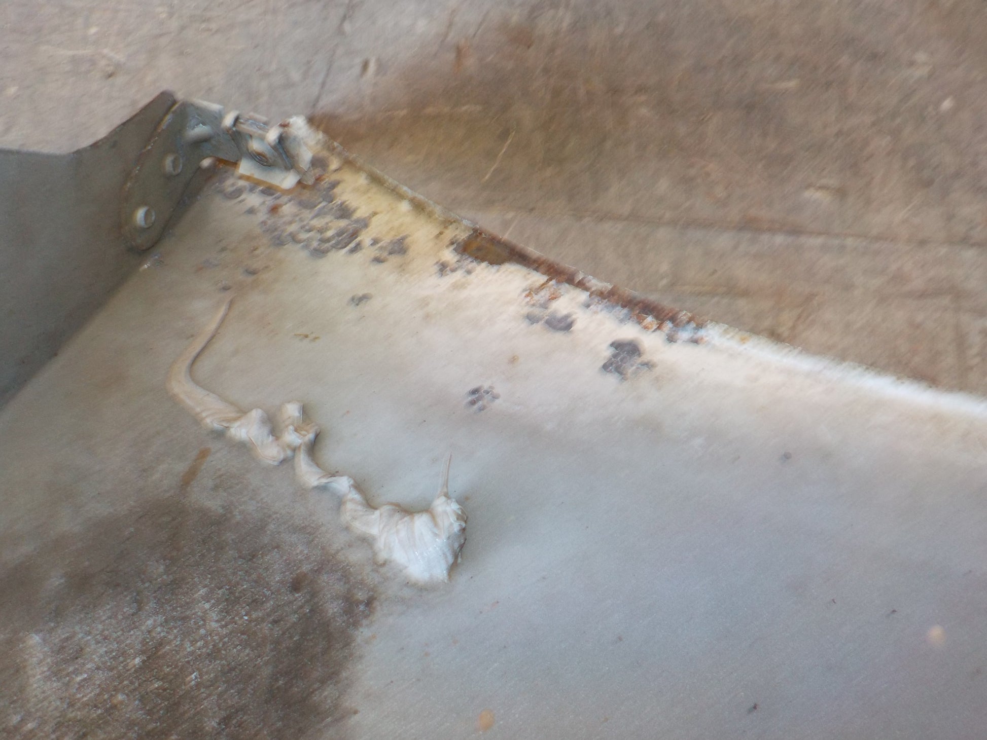 Renault Trafic 1 Forskærm H Med OEM Nr. 7782524467 Fra Renault Ophugger