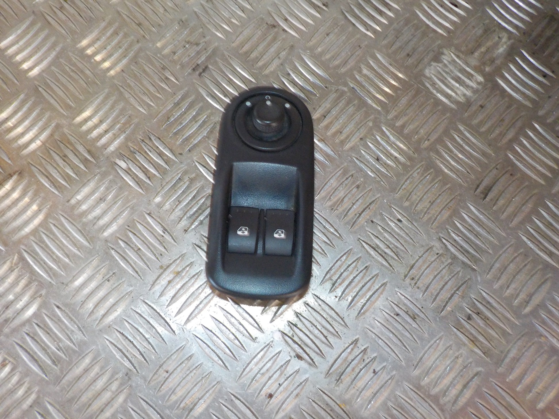 Renault Trafic 1 Kontakt Rudehejs Med OEM Nr. 8200011867 Fra Renault Ophugger