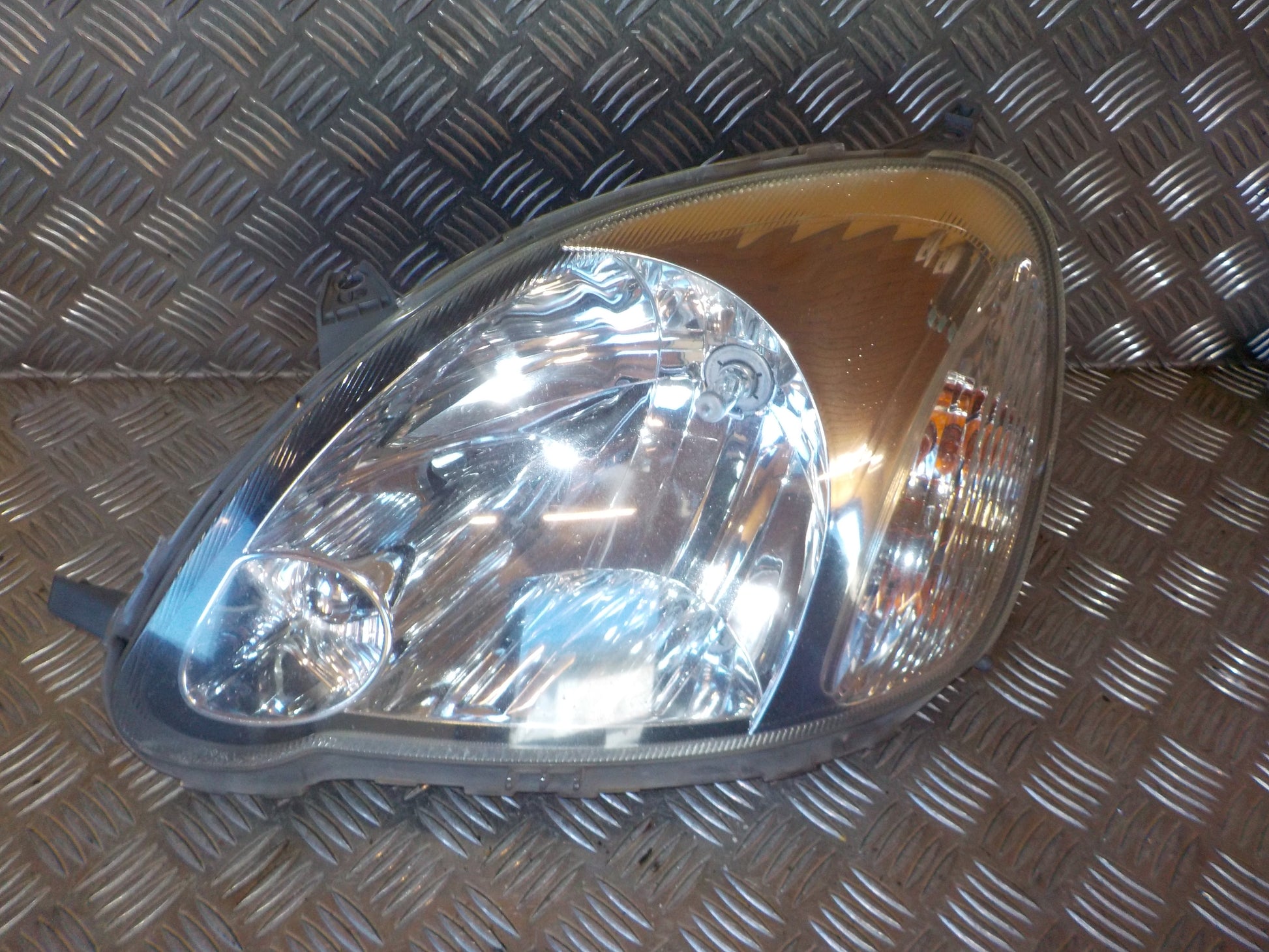 Toyota Yaris Jap. Forlygte Med OEM Nr. 8115052340 Fra Toyota Ophugger