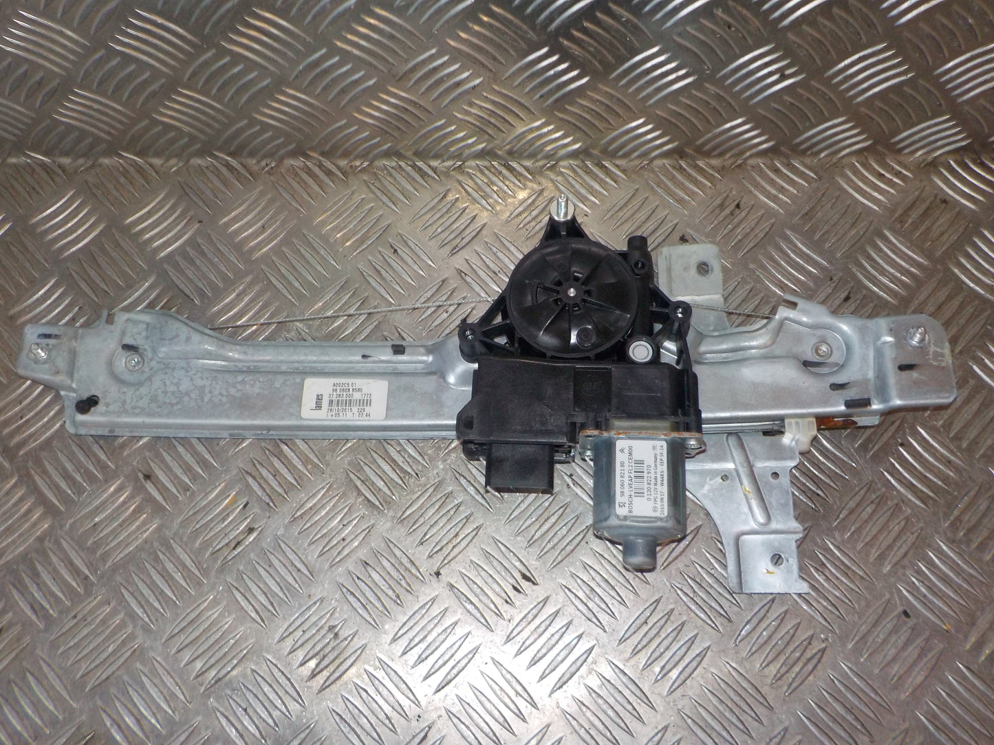 Peugeot 208 Rudemotor - Rudehejs Med OEM Nr. 9806082180 Fra Peugeot Ophugger