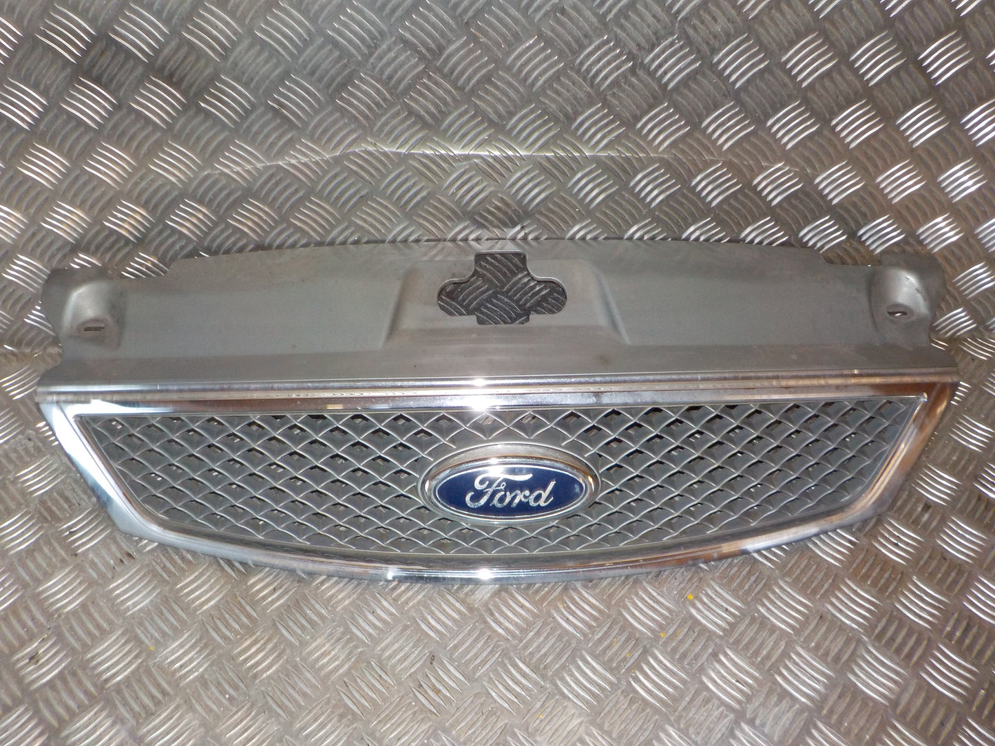 Ford Mondeo 3 Frontgitter Med OEM Nr. 3S718A100AB Fra Ford Ophugger