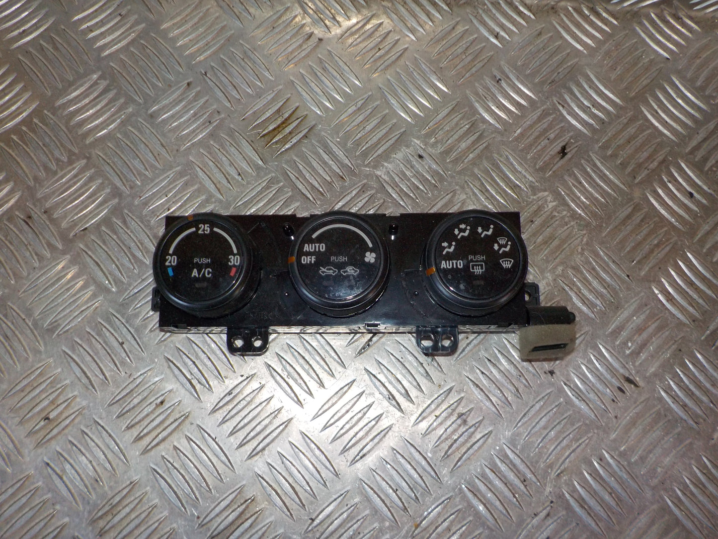 Suzuki Grand Vitara Varmeregulering Med OEM Nr. 9561054J21 Fra Suzuki Ophugger