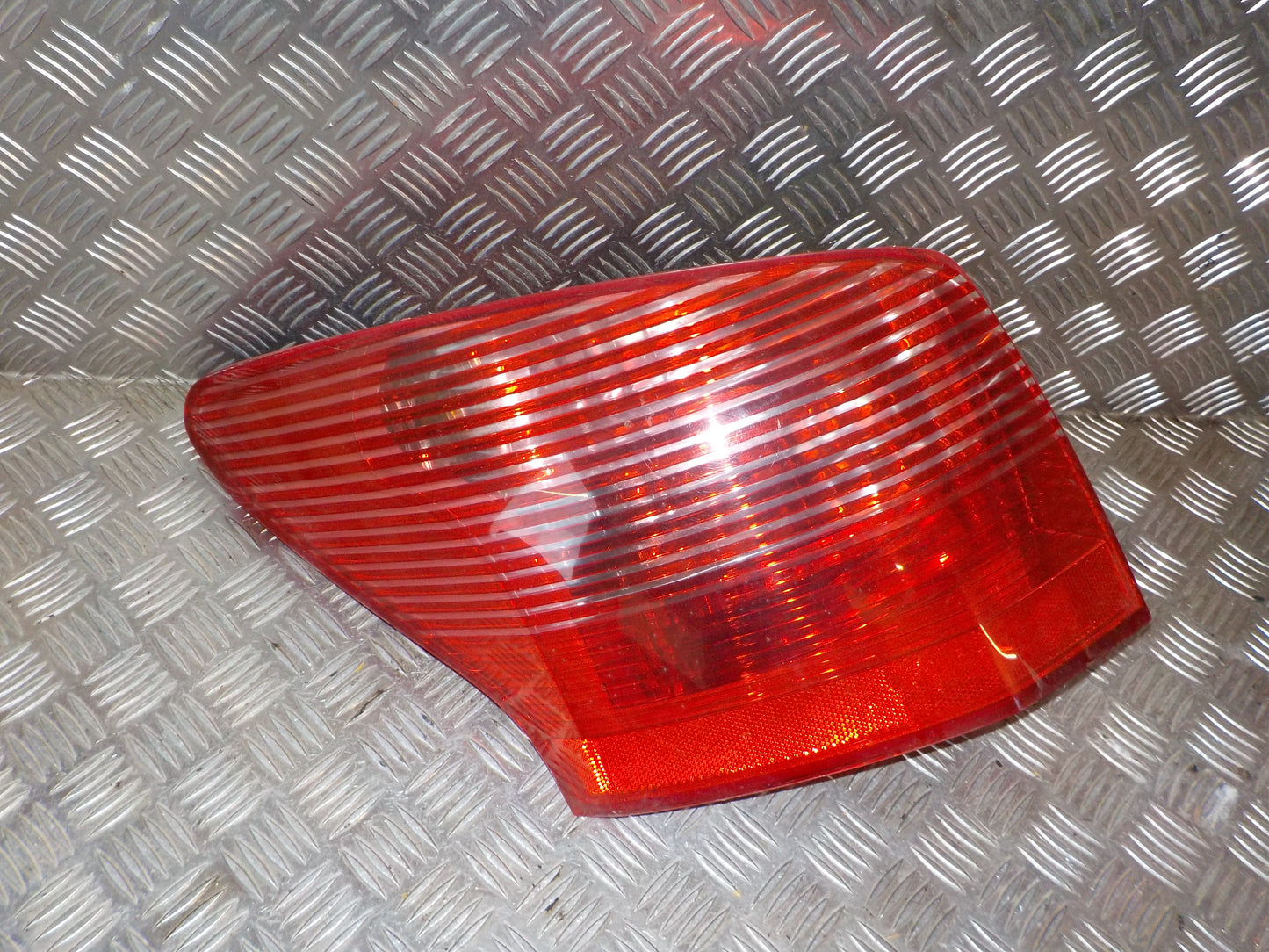 Peugeot 407 Baglygte Med OEM Nr. 6350T3 Fra Peugeot Ophugger