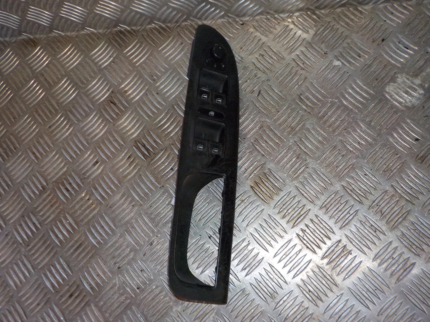 VW Passat 3C Kontakt Rudehejs Med OEM Nr. 1K4959857B Fra VW Ophugger