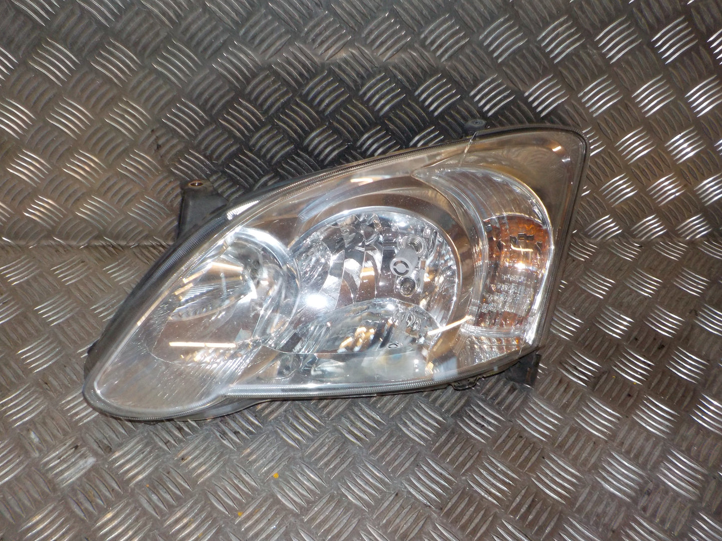 Toyota Corolla E12 Forlygte Med OEM Nr. 8117002380 Fra Toyota Ophugger