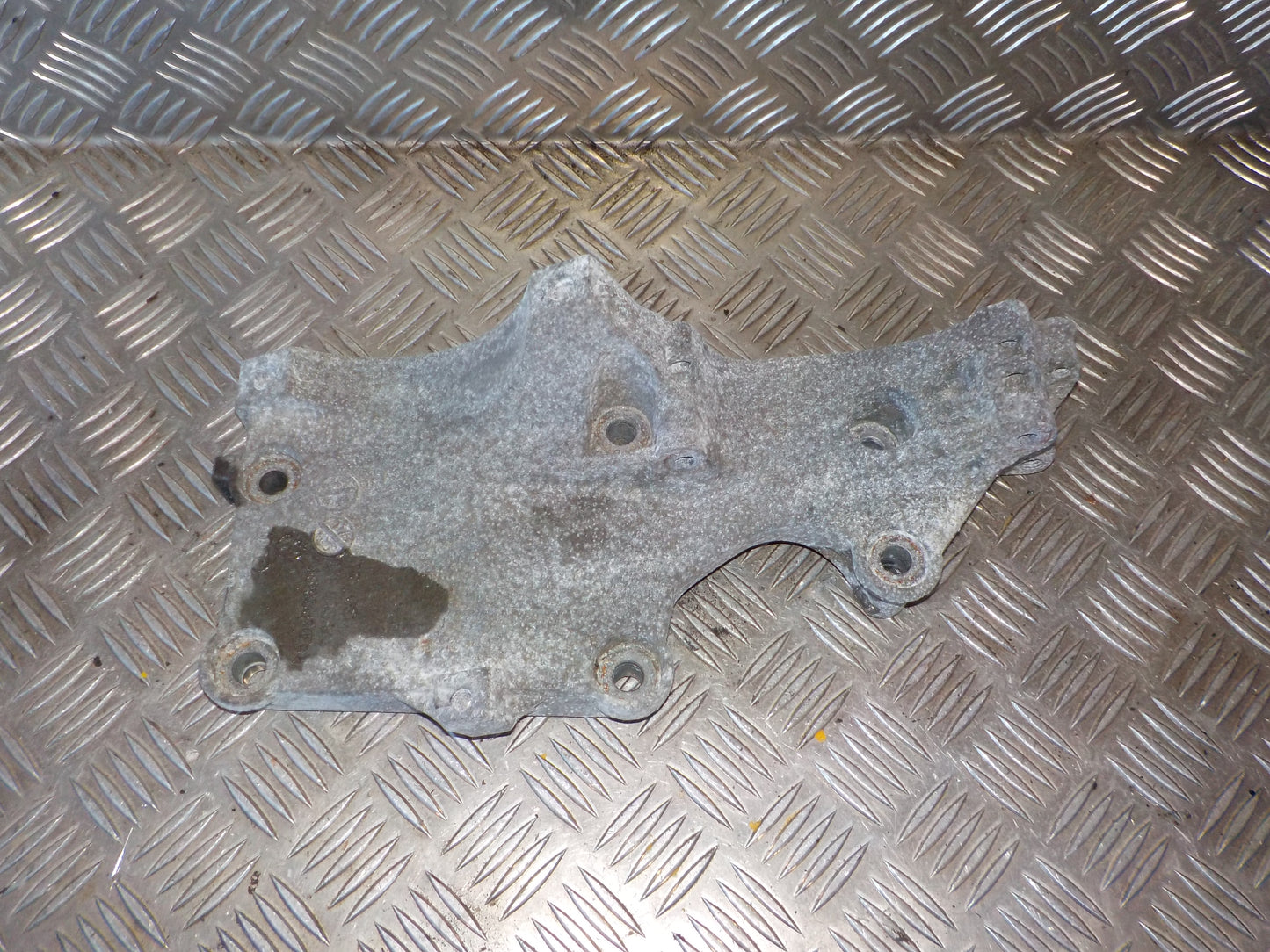 Skoda Octavia Generatorbeslag Med OEM Nr. 038903143AH Fra Skoda Ophugger