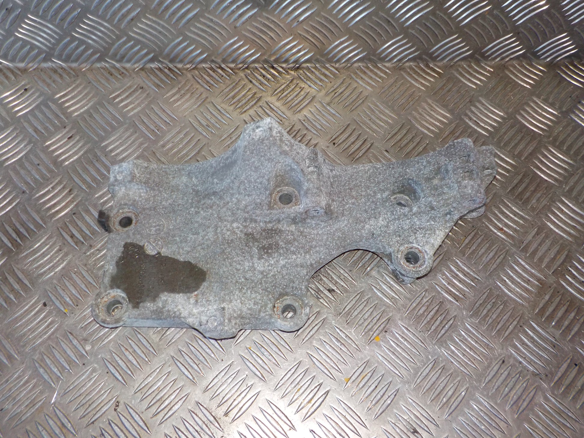 Skoda Octavia Generatorbeslag Med OEM Nr. 038903143AH Fra Skoda Ophugger