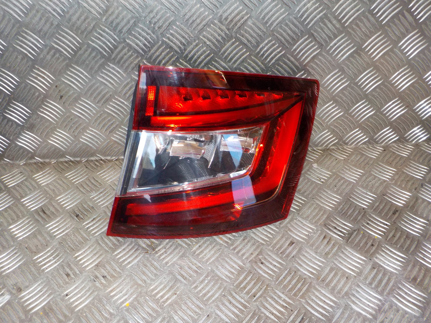 Skoda Fabia Baglygte Med OEM Nr. 6V995208 Fra Skoda Ophugger