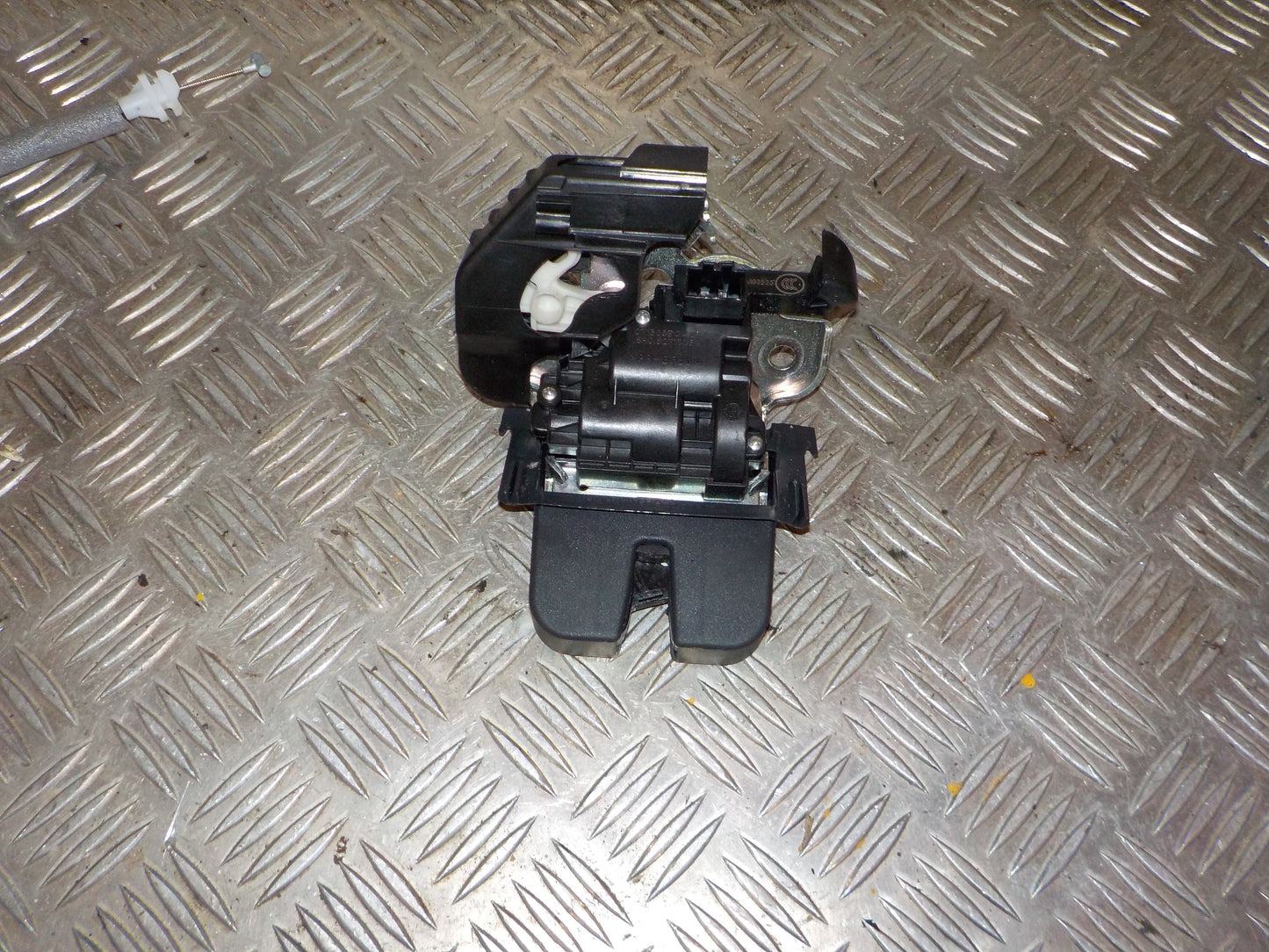 Skoda Fabia Dørlås Med OEM Nr. 8R0827505 Fra Skoda Ophugger