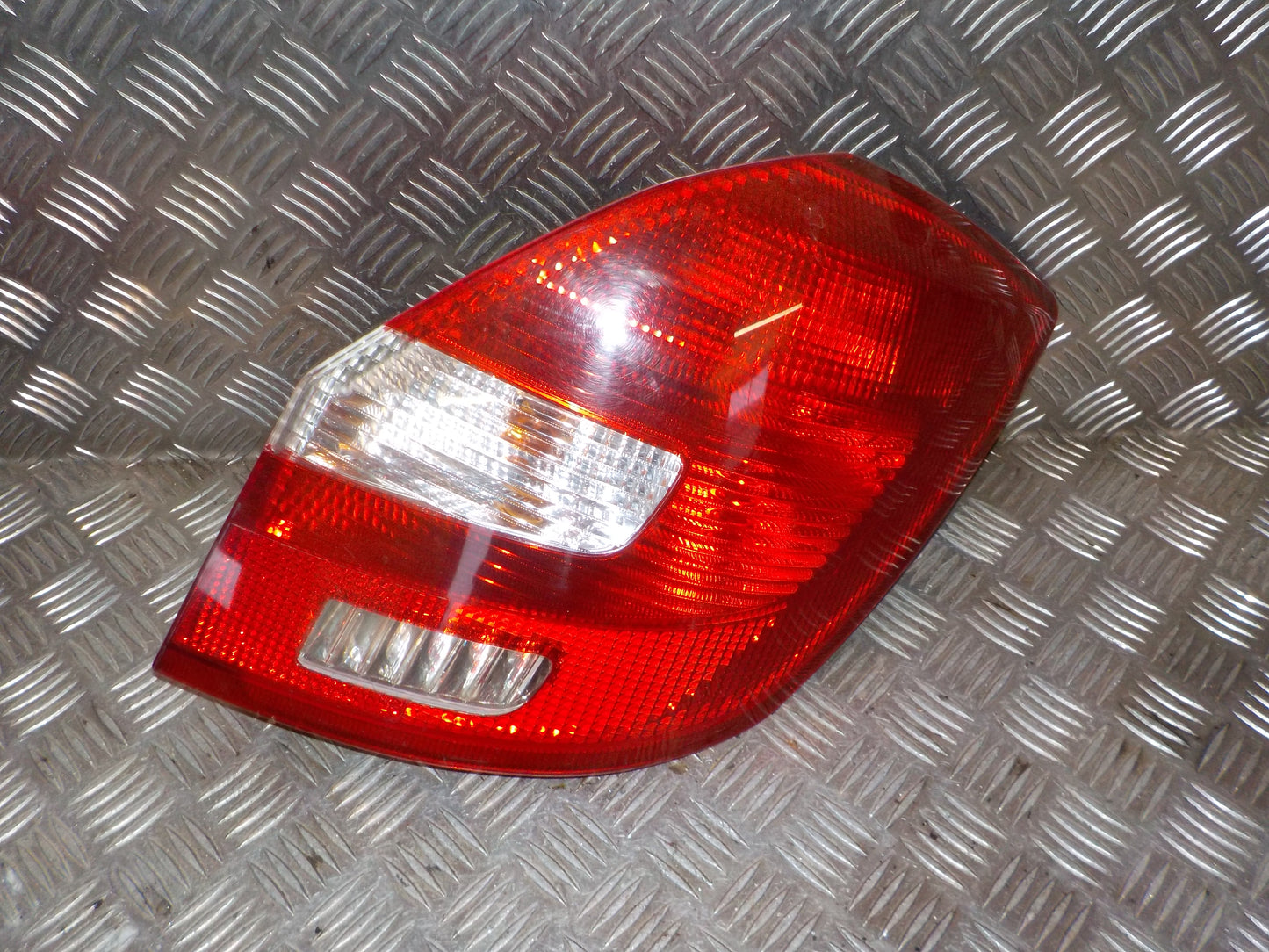 Skoda Fabia Baglygte Med OEM Nr. 5J6945096A Fra Skoda Ophugger