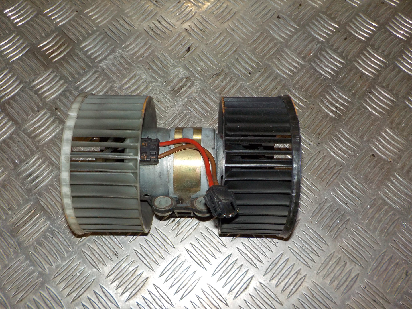 BMW 3-Serie E46 Varmeblæser Med OEM Nr. 64119204154 Fra BMW Ophugger