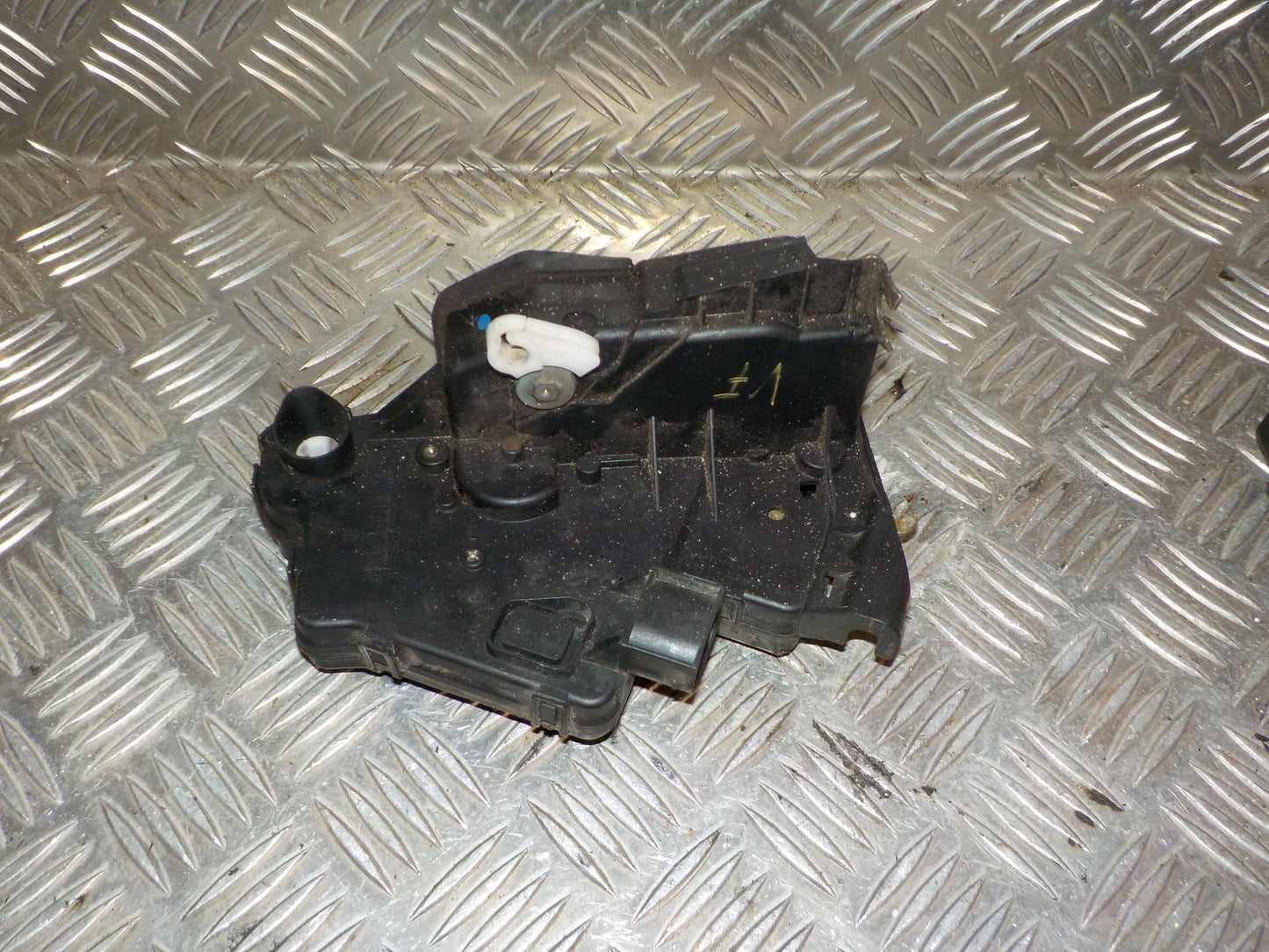 BMW 3-Serie E46 Dørlås Med OEM Nr. 51217011241 Fra BMW Ophugger