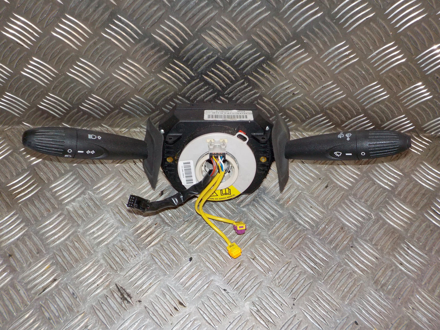 Fiat 500 Kontakt Combi Med OEM Nr. 7354724700 Fra Fiat Ophugger