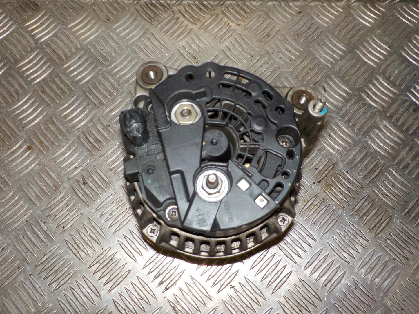 VW Passat 3B Generator Med OEM Nr. JZW903021FX Fra VW Ophugger