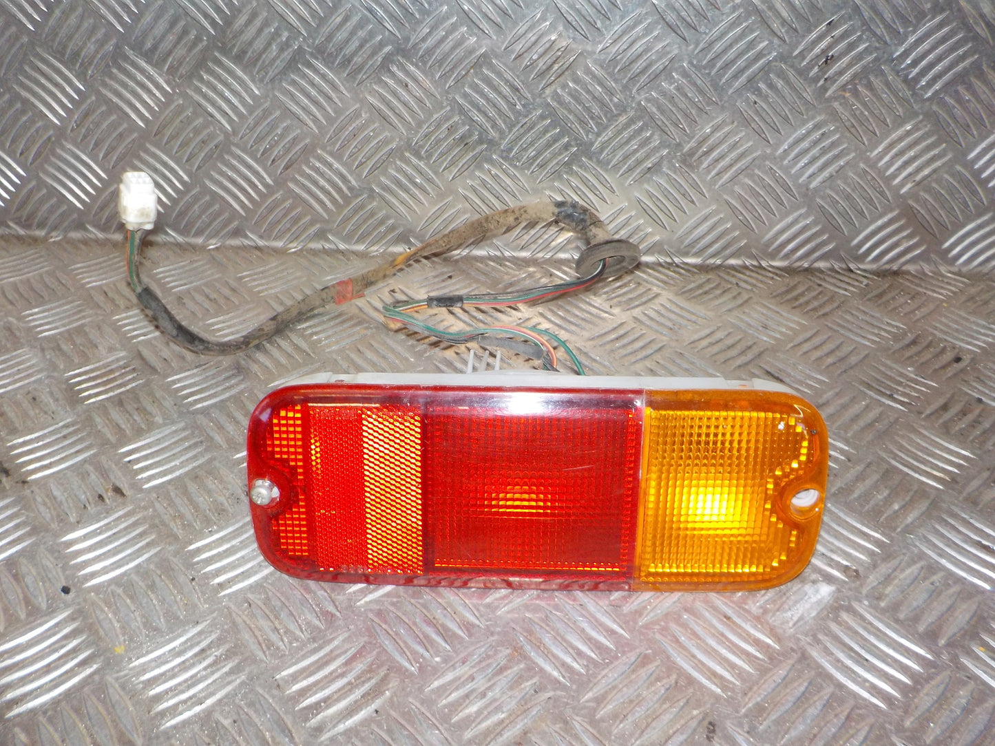 Suzuki Grand Vitara Baglygte Med OEM Nr. 3568165D00ZY4 Fra Suzuki Ophugger