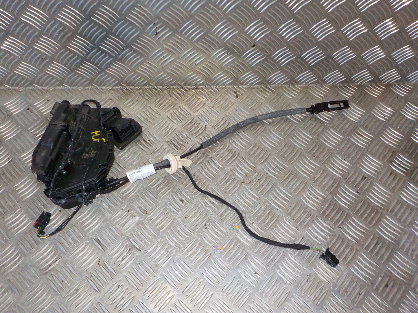 VW Golf 7 AU Dørlås Med OEM Nr. 5TB837016D Fra VW Ophugger