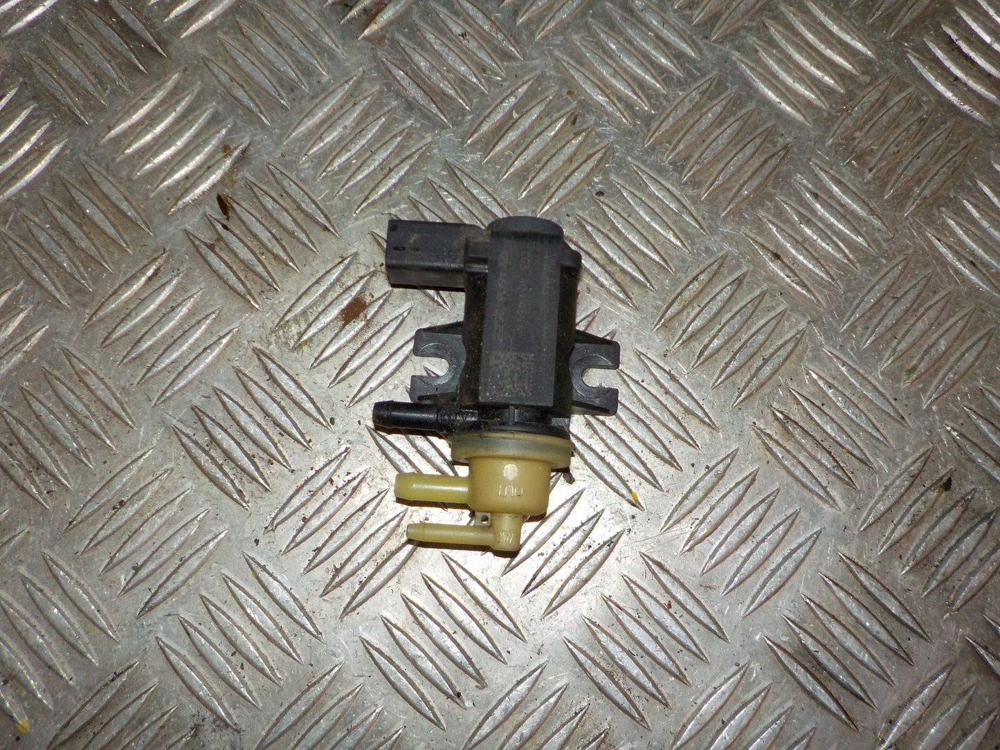 VW Golf 7 AU Vacuum Ventil Med OEM Nr. 1K0906627B Fra VW Ophugger