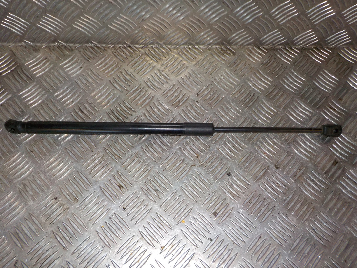 Hyundai IX20 Bagklapsdæmper Med OEM Nr. 817701K000 Fra Hyundai Ophugger