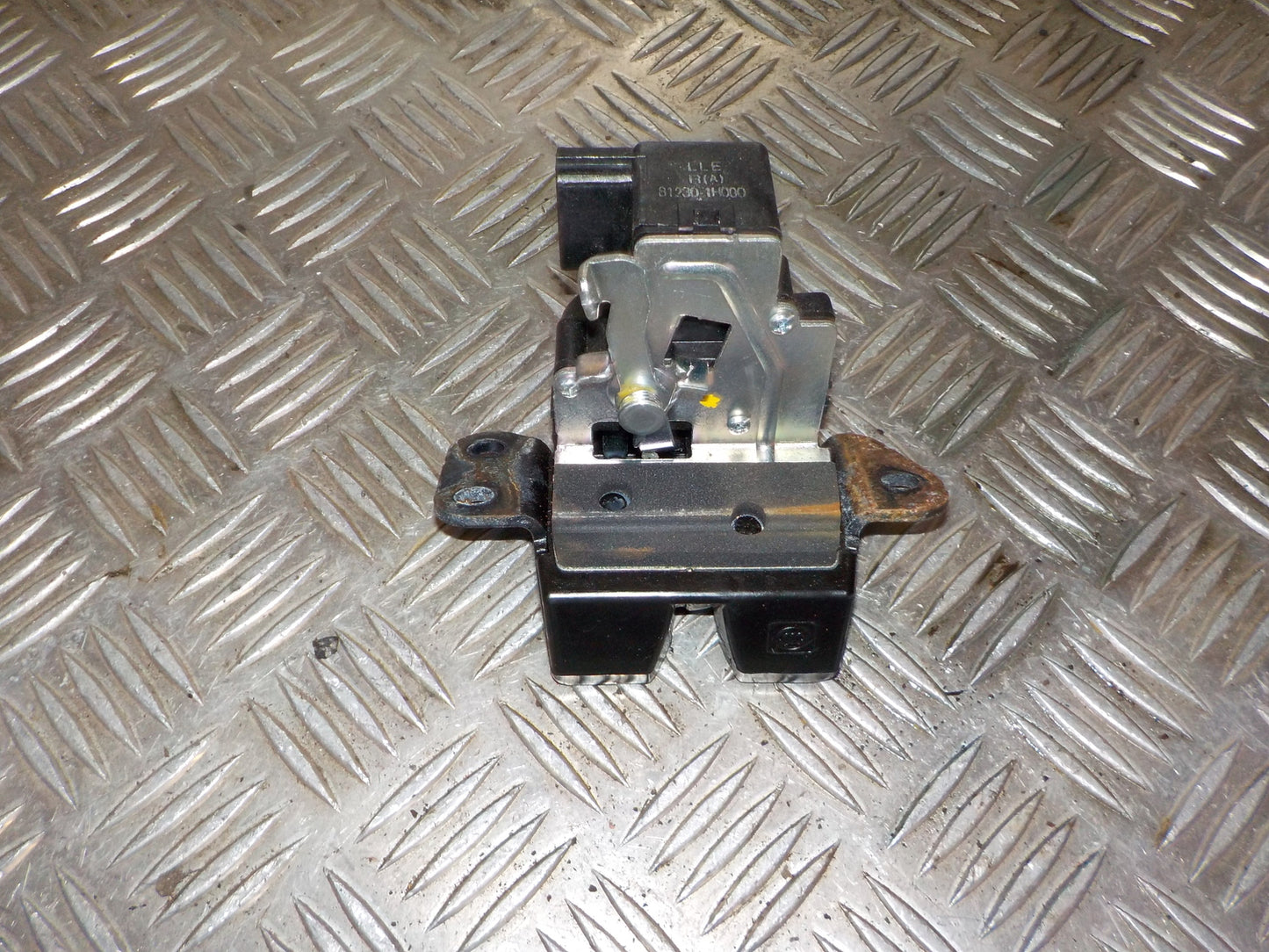 Hyundai IX20 Dørlås Med OEM Nr. 812301H000 Fra Hyundai Ophugger