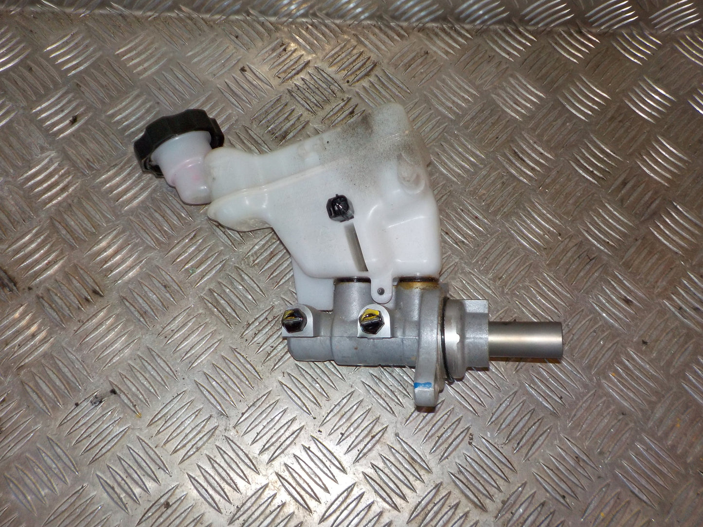 Hyundai IX20 Bremsehovedcylinder Med OEM Nr. 585111K130 Fra Hyundai Ophugger