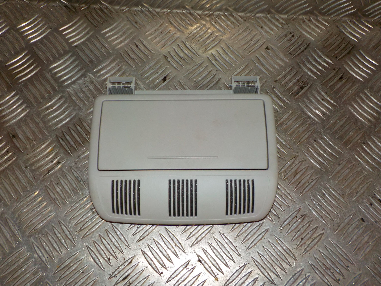 Skoda Rapid Aflægge Hylde Med OEM Nr. 5JA868565 Fra Skoda Ophugger