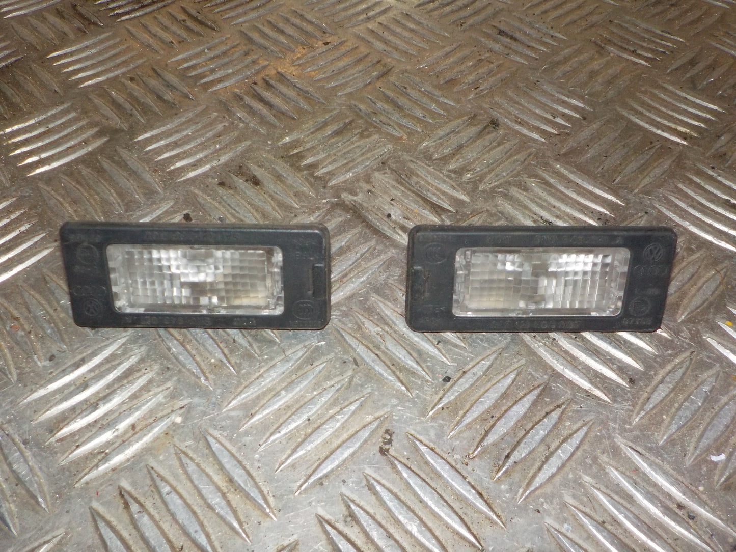 Skoda Rapid Nummerpladelygte Med OEM Nr. 5N0943021B Fra Skoda Ophugger