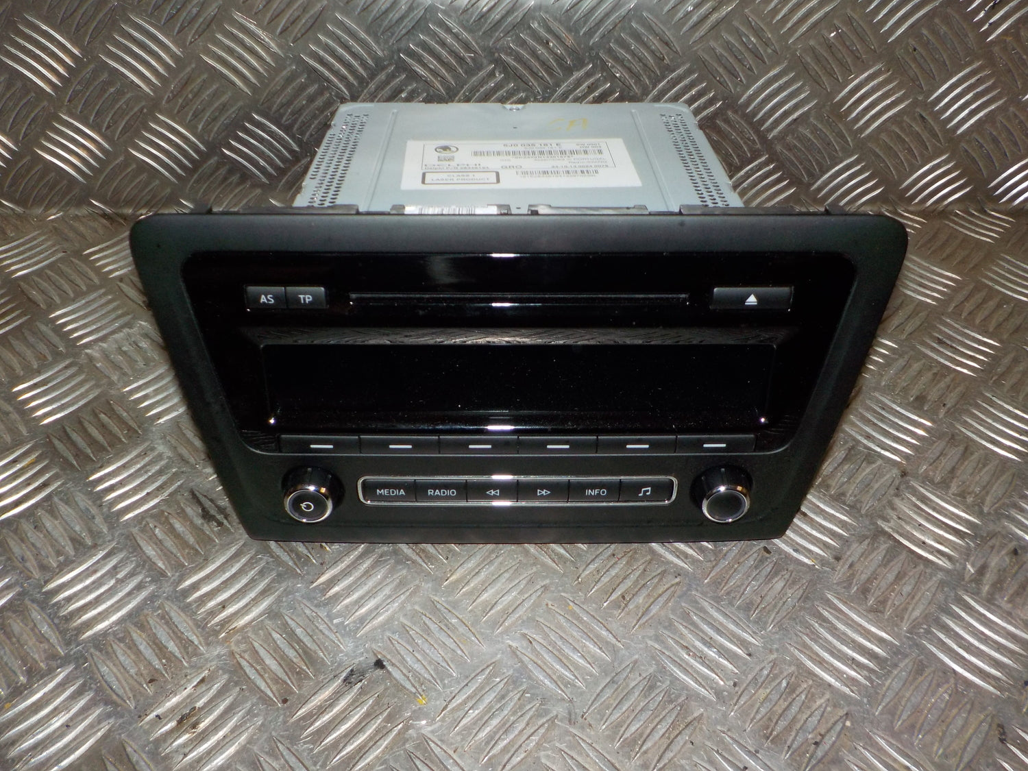 Skoda Rapid Radio M/Cd Med OEM Nr. 5J0035161E Fra Skoda Ophugger