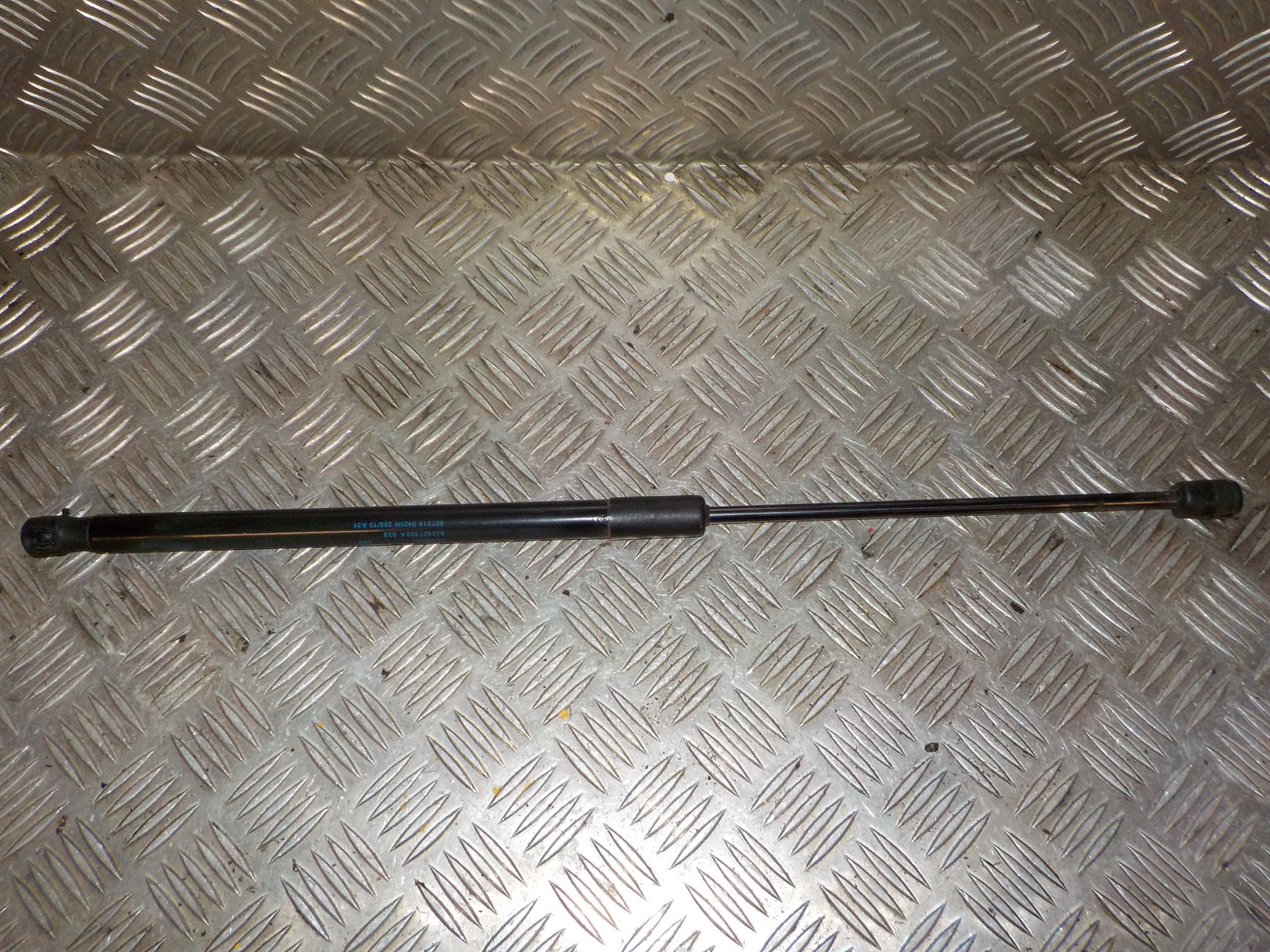 Skoda Rapid Bagklapsdæmper Med OEM Nr. 5JJ827550A Fra Skoda Ophugger