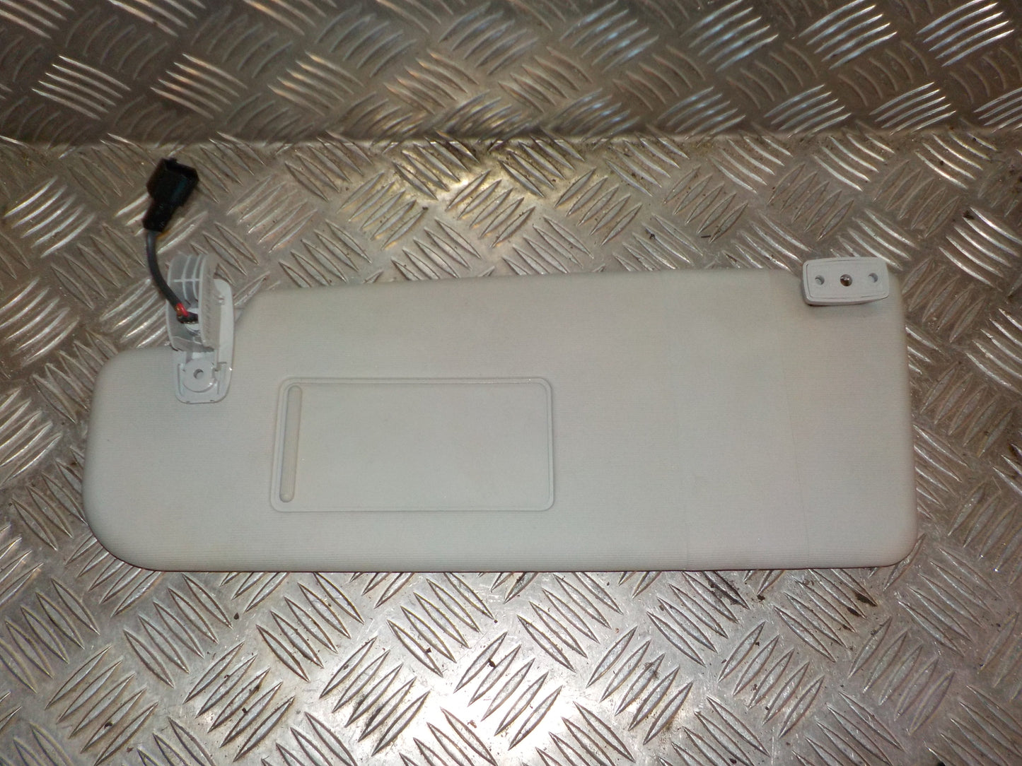 Skoda Superb Solskærm Med OEM Nr. 3T0857551G Fra Skoda Ophugger