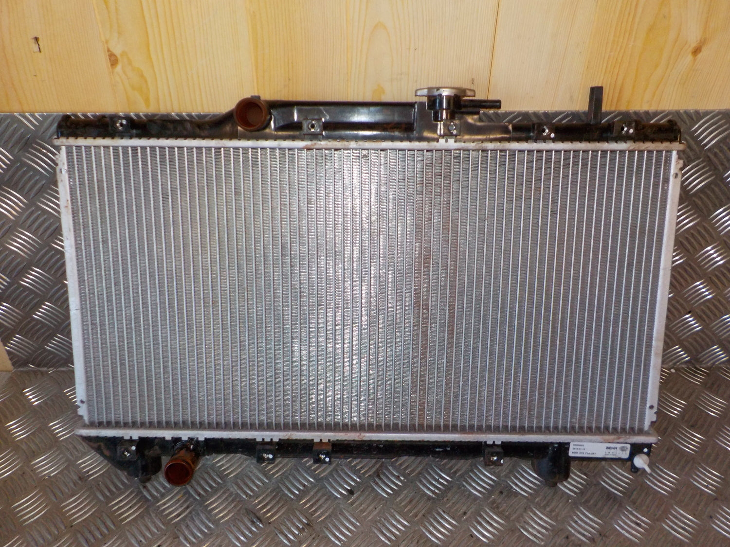 Toyota Carina E Japansk Køler Med OEM Nr. 99000053 Fra Toyota Ophugger