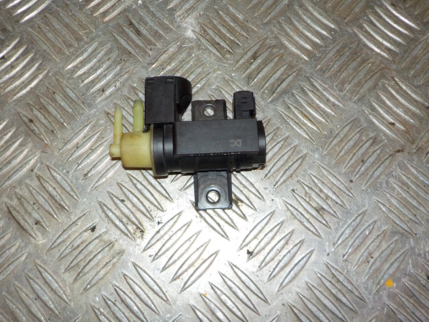 Renault Clio 4 Vacuum Ventil Med OEM Nr. 175203 Fra Renault Ophugger