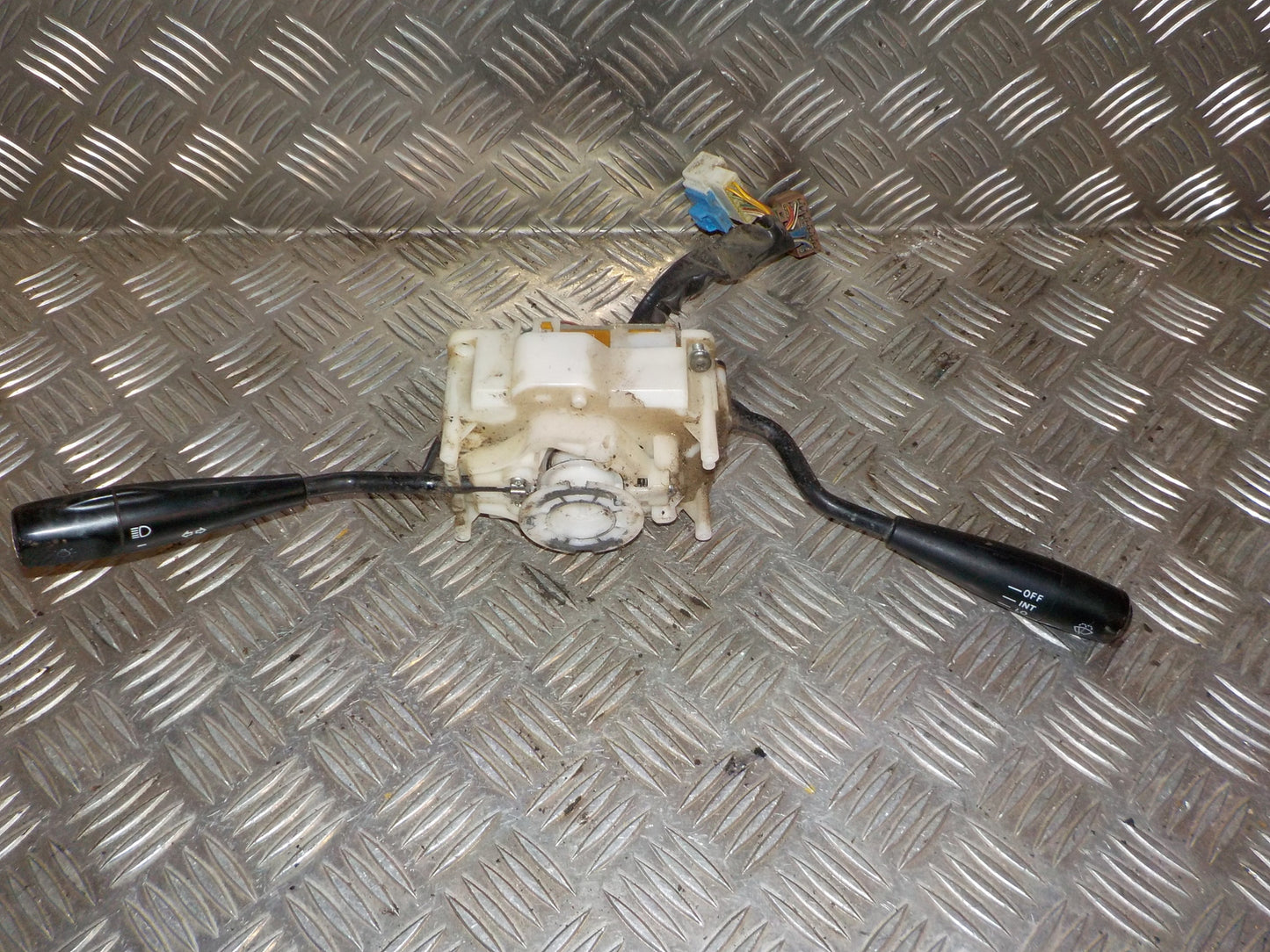 Toyota Dyna Kontakt Combi Med OEM Nr. 8431025320 Fra Toyota Ophugger