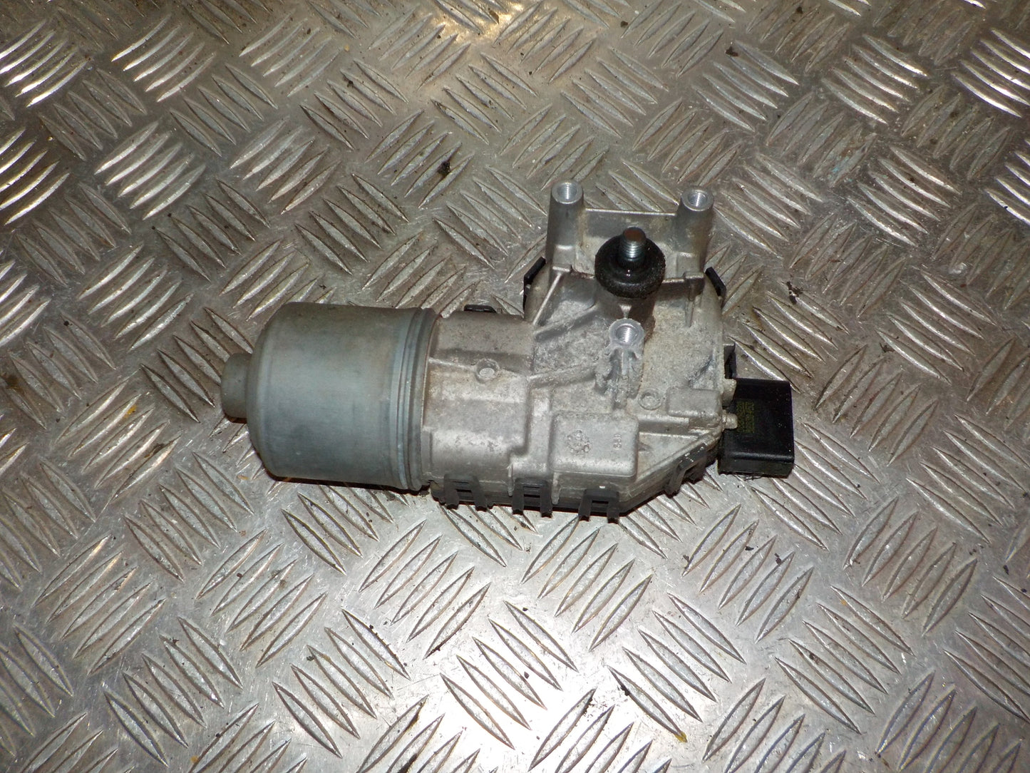 Ford Focus Viskermotor Med OEM Nr. 0390241731 Fra Ford Ophugger