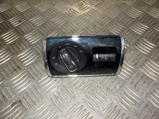 Skoda Superb Kontakt Lys Med OEM Nr. 3T0941431B Fra Skoda Ophugger