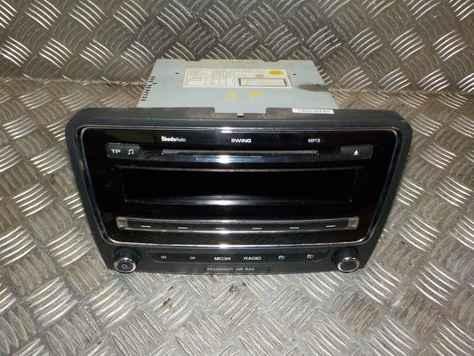 Skoda Superb Radio M/Cd Med OEM Nr. 3T0035186 Fra Skoda Ophugger