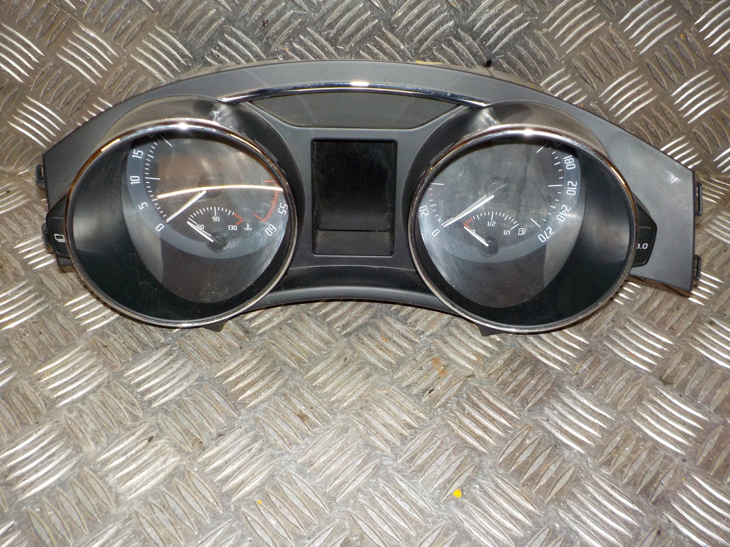 Skoda Superb Speedometer - Instrument Med OEM Nr. 3T1920840D Fra Skoda Ophugger