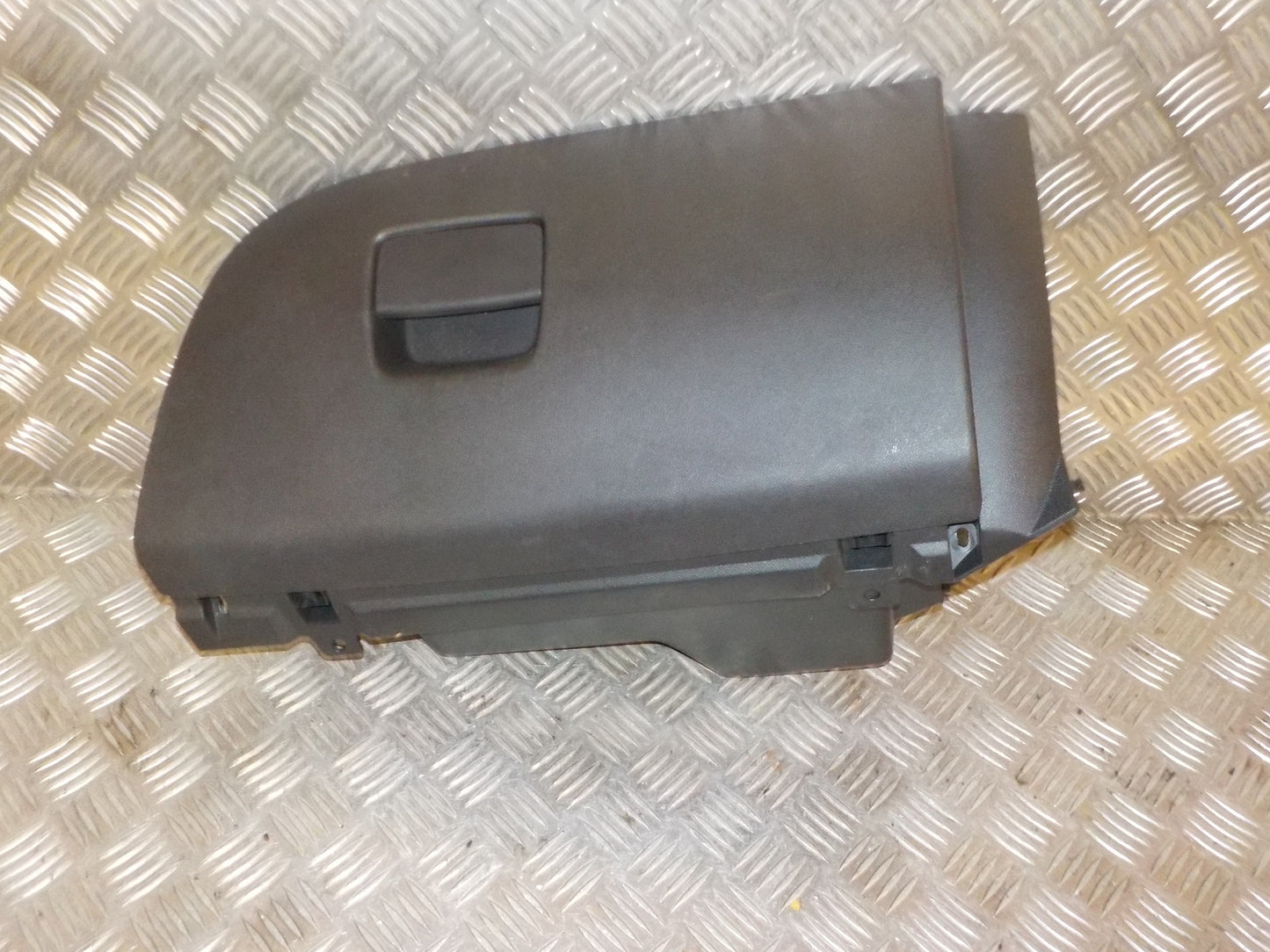 Opel Corsa E Handskerum Med OEM Nr. 39013999 Fra Opel Ophugger