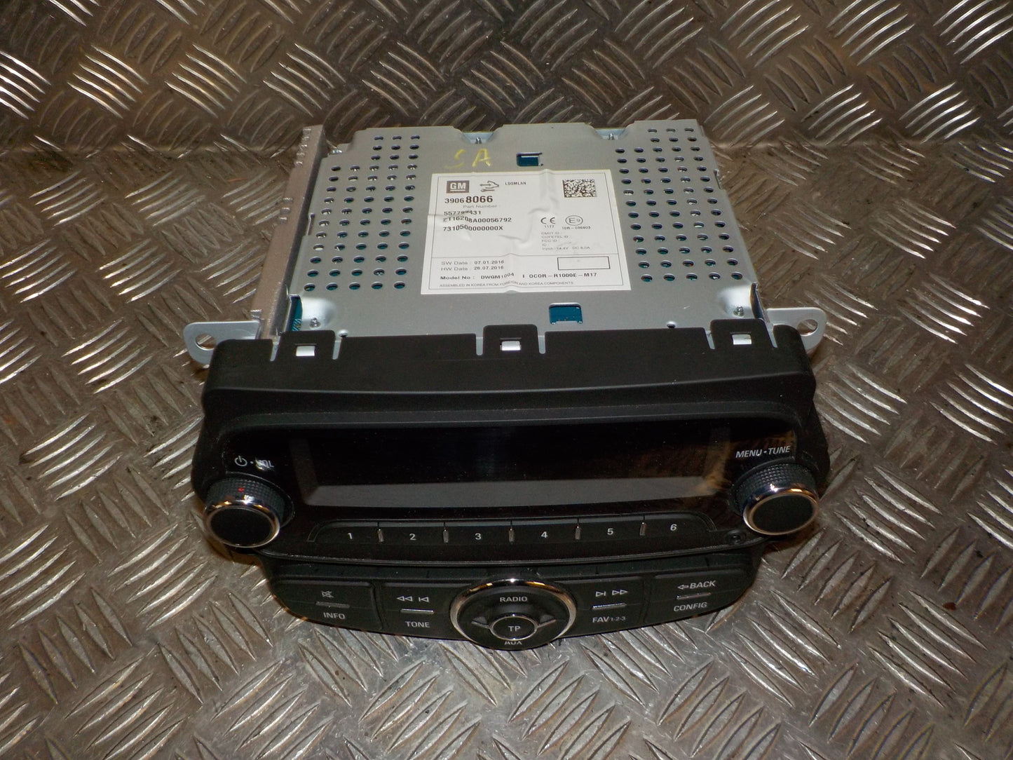 Opel Corsa E Radio M/Cd Med OEM Nr. 39068066 Fra Opel Ophugger