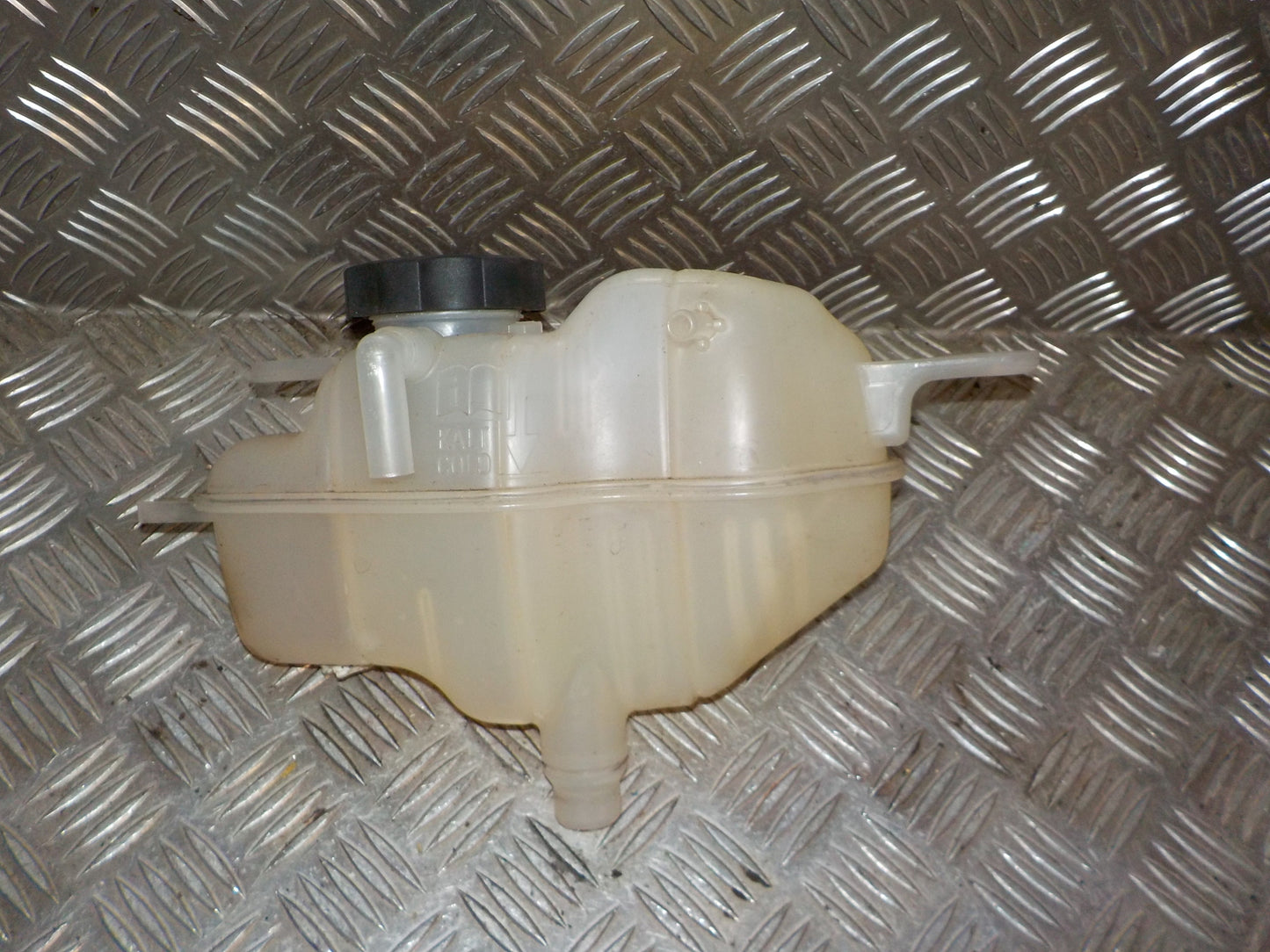 Opel Corsa E Ekspansionsbehold Med OEM Nr. 39007213 Fra Opel Ophugger