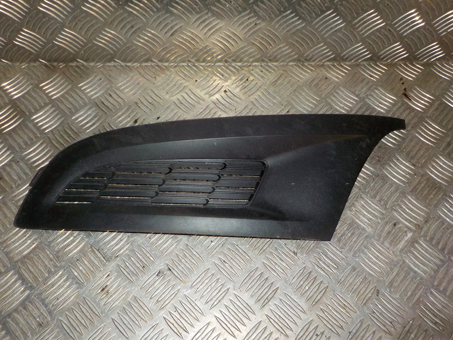 VW Polo 6R Kofangergitter Med OEM Nr. 6R0853665C Fra VW Ophugger