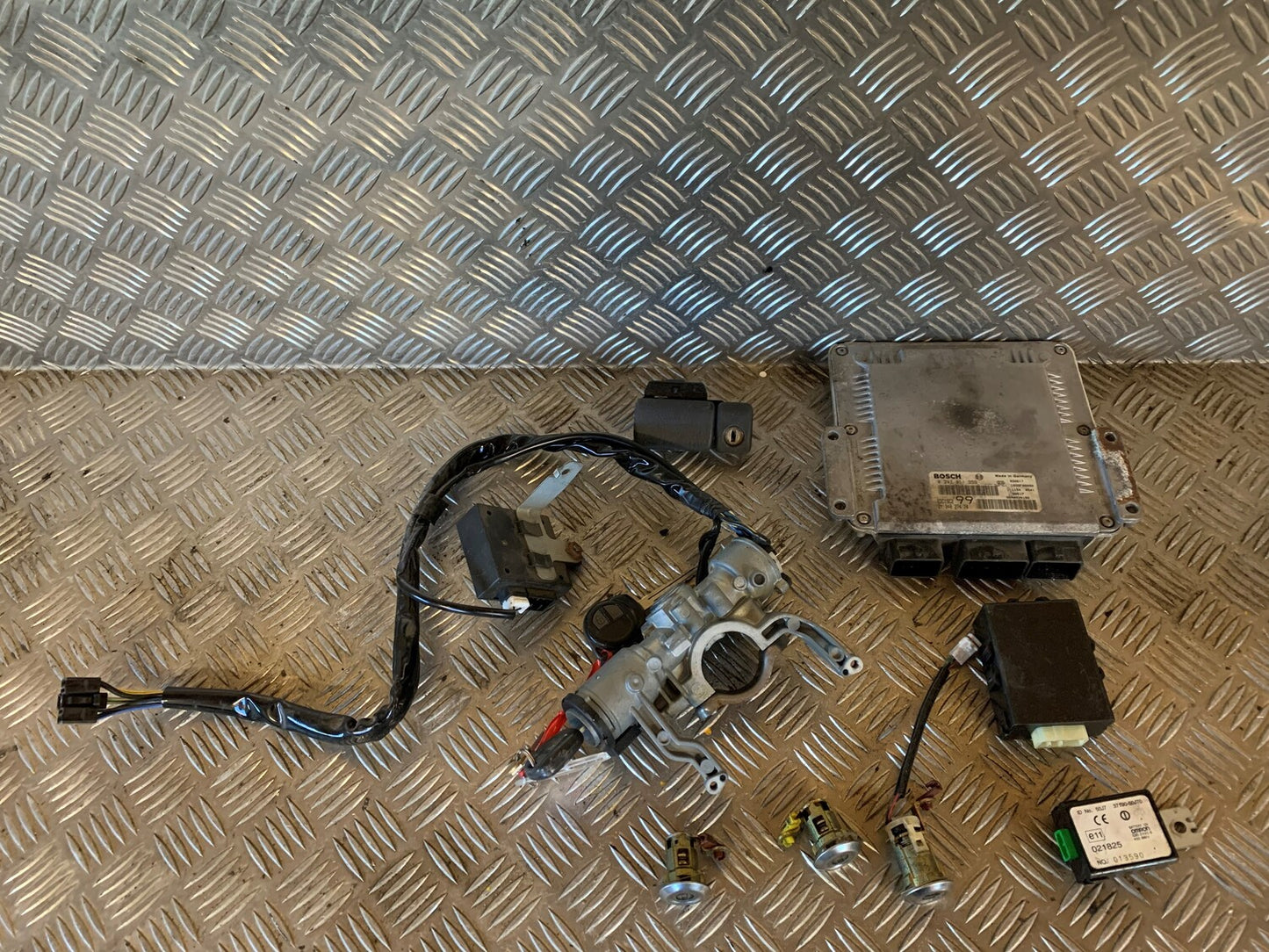 Suzuki Grand Vitara Motorstyring - Motorstyreboks - Injection Elboks Med OEM Nr. 0281011359 Fra Suzuki Ophugger